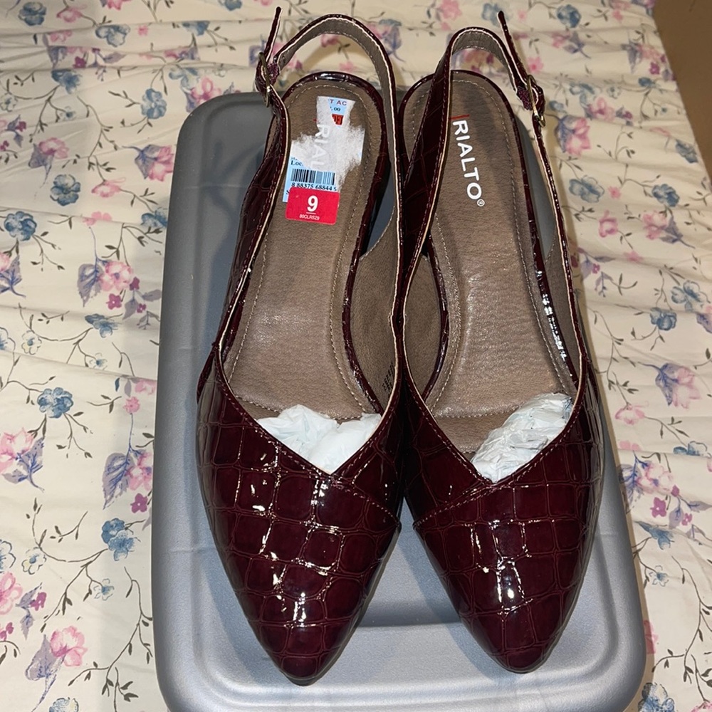 New without box Burgundy snake skin design shoe